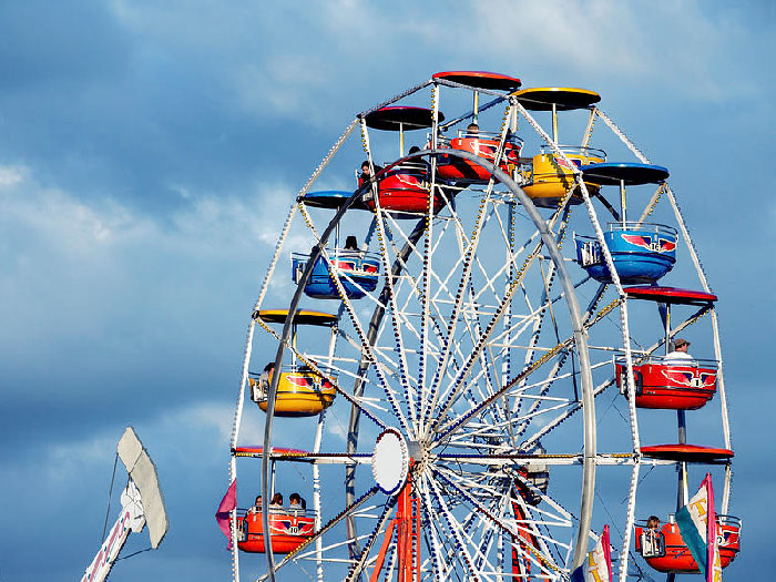 Theme park ferris wheel ride 